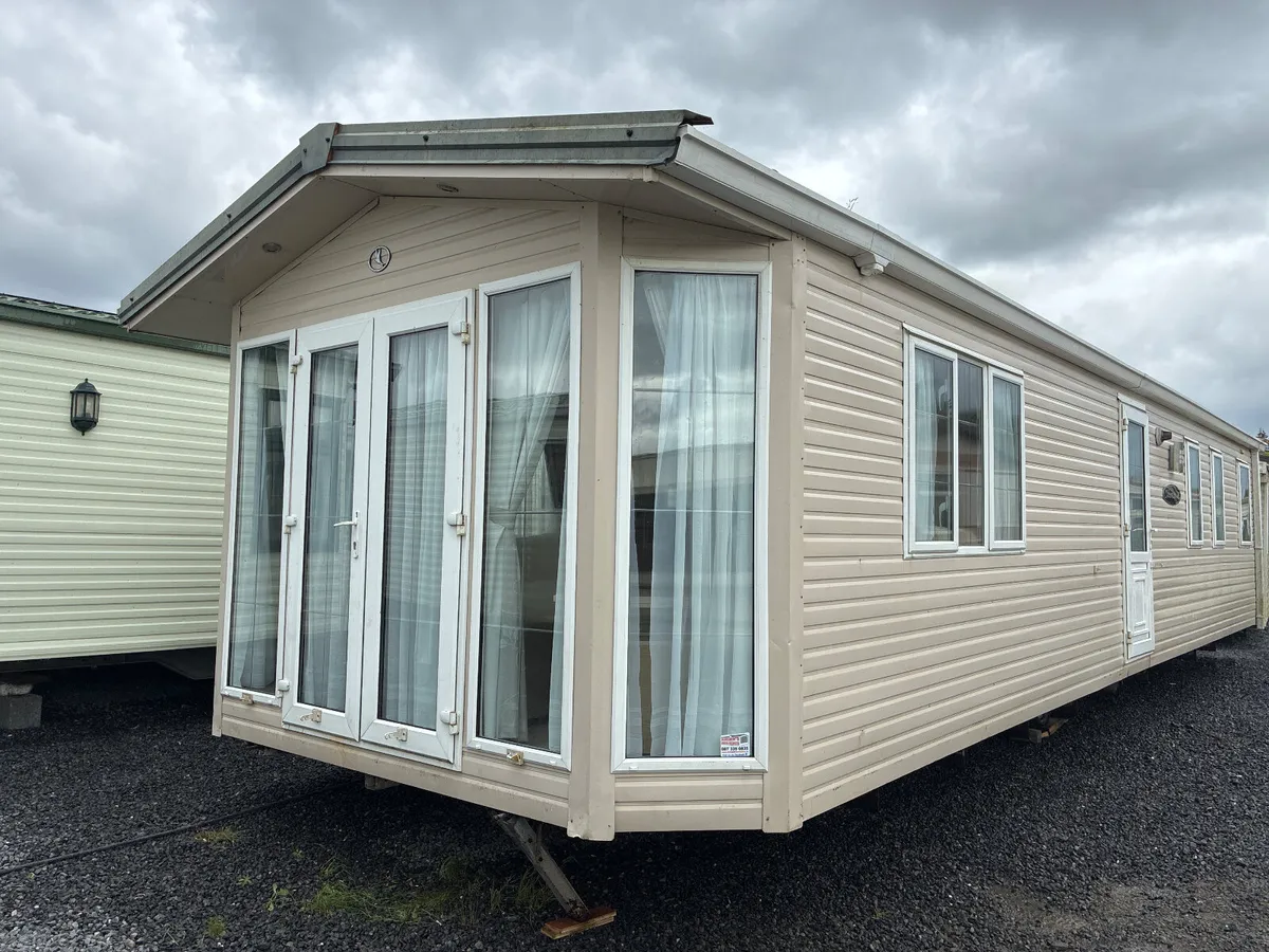 HUGE MODERN AND FLASHY  40X12.6X3 BED HOME. - Image 1