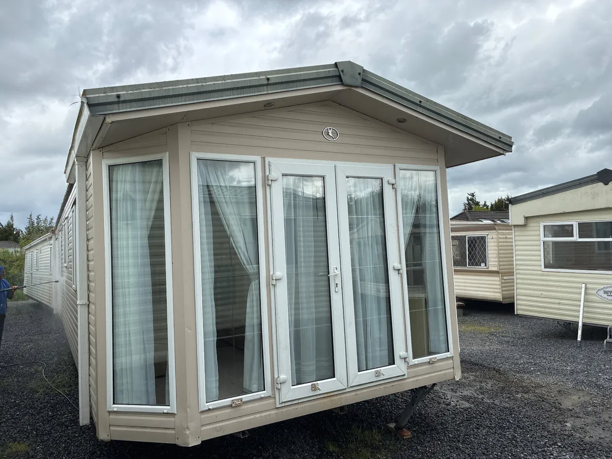 HUGE MODERN AND FLASHY  40X12.6X3 BED HOME. - Image 2