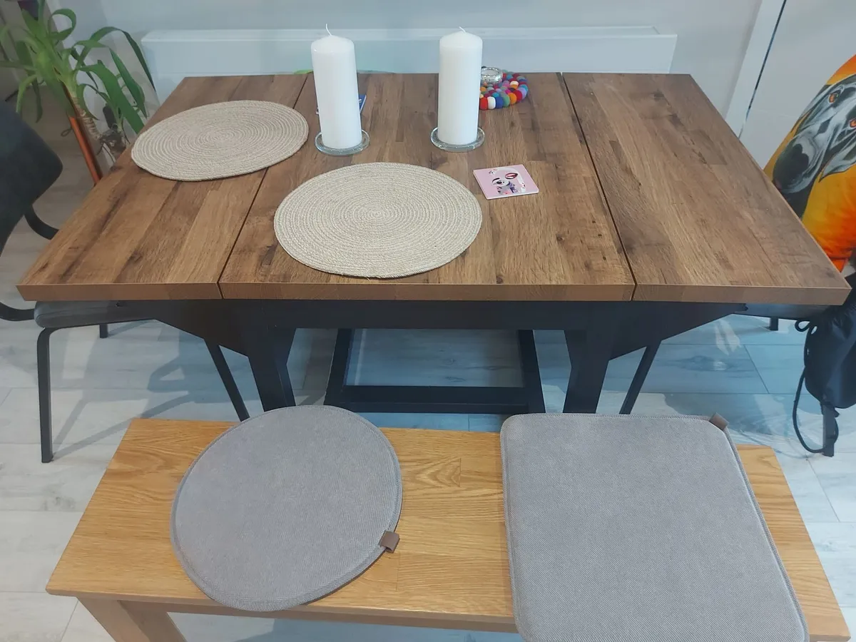 Extendable dining table - Image 1
