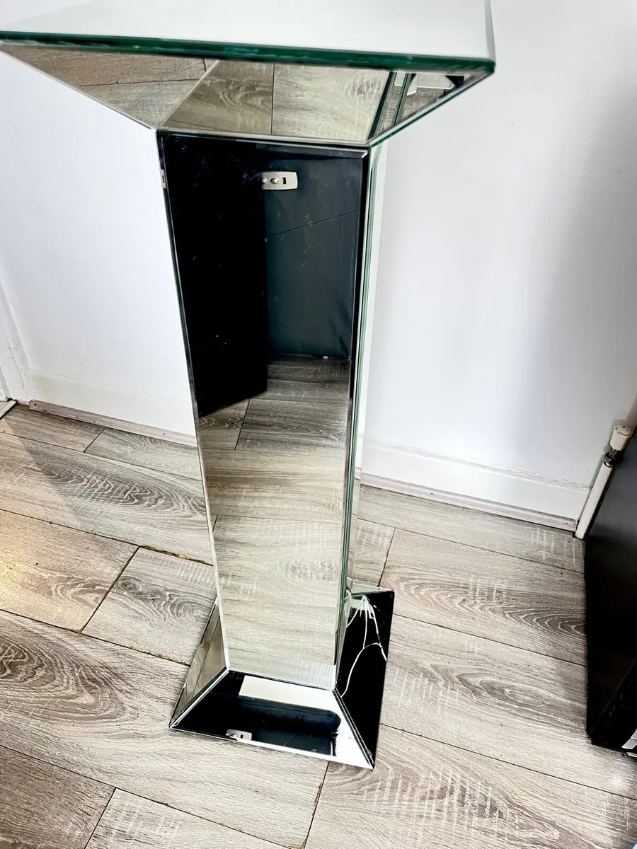 Mirrored pedestal stand - Image 4