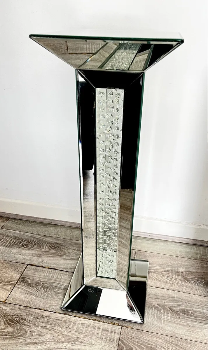 Mirrored pedestal stand - Image 1