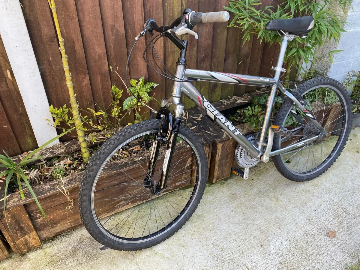 Giant rock 26 inch wheels 21 speed M size 19 - Image 4
