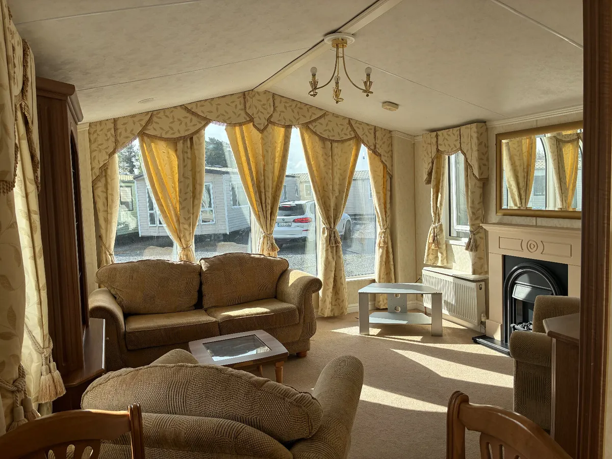 THIS VOGUE IS ABSOLUTELY SPOTLESS . 40X12.6 X2BED - Image 4