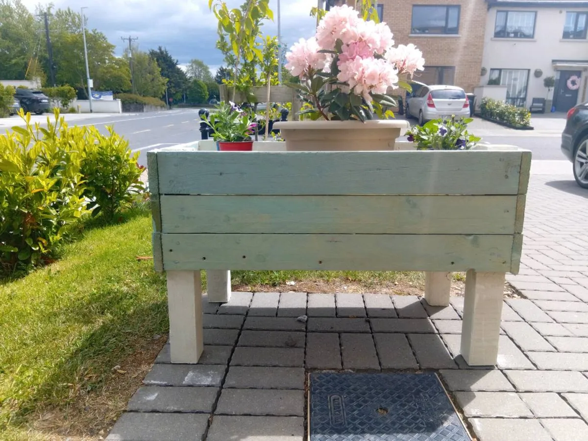 Rustic raised planter - Image 3