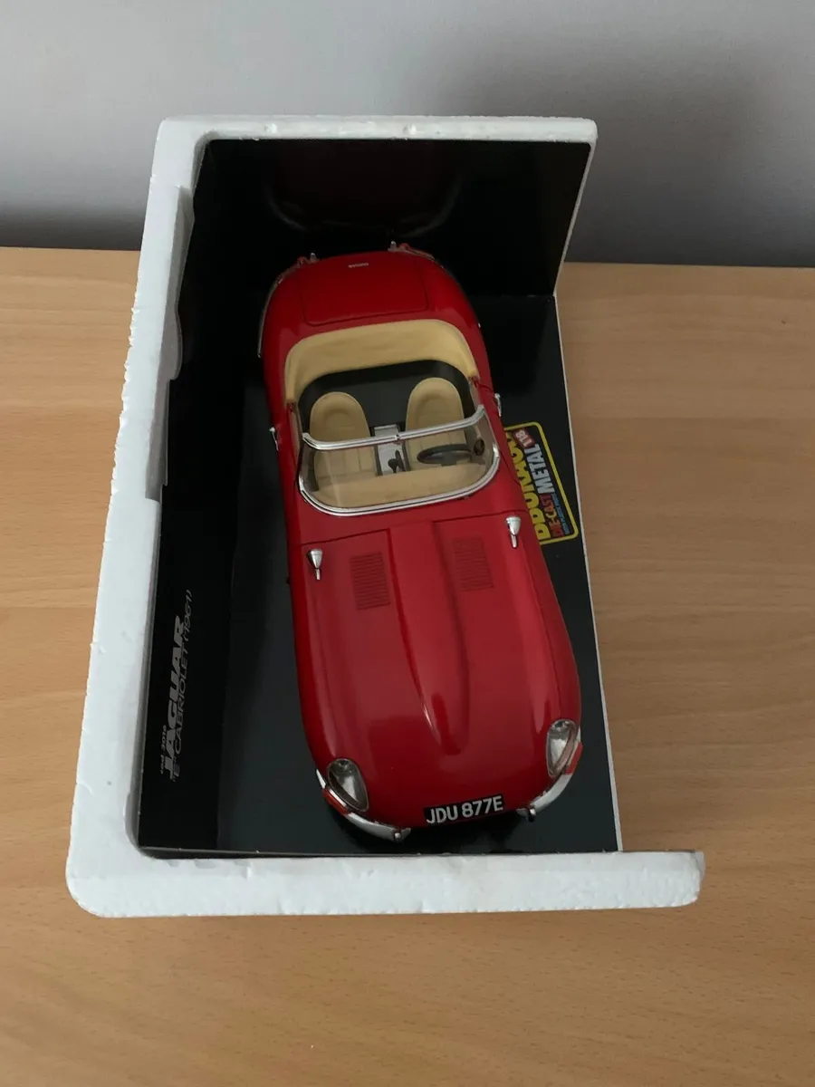 Jaguar E Cabriolet 1961 1/18 Burago Model Car - Image 3