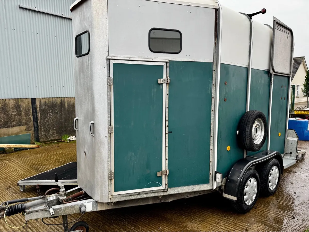 Classic Green Ifor Williams HB 510 Horse Box - Image 2