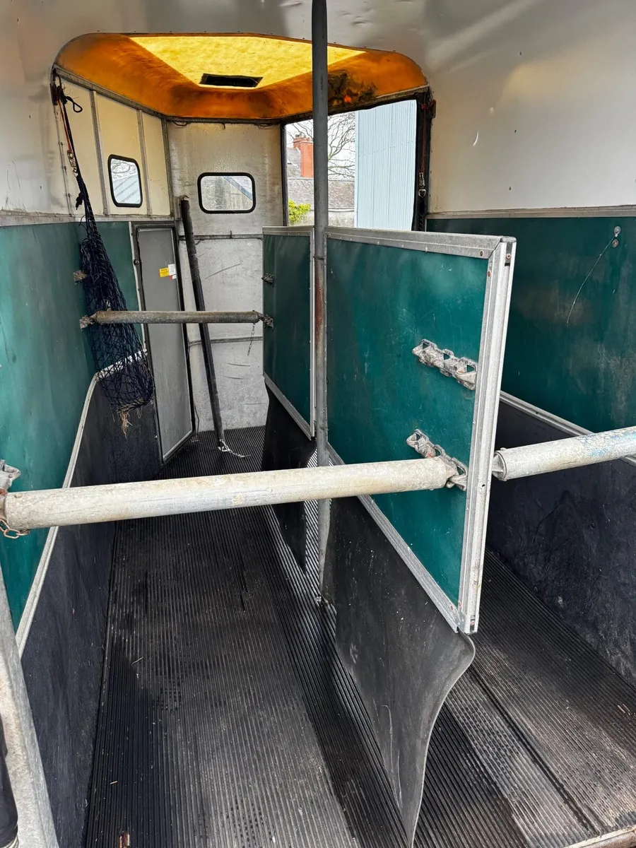 Classic Green Ifor Williams HB 510 Horse Box - Image 3