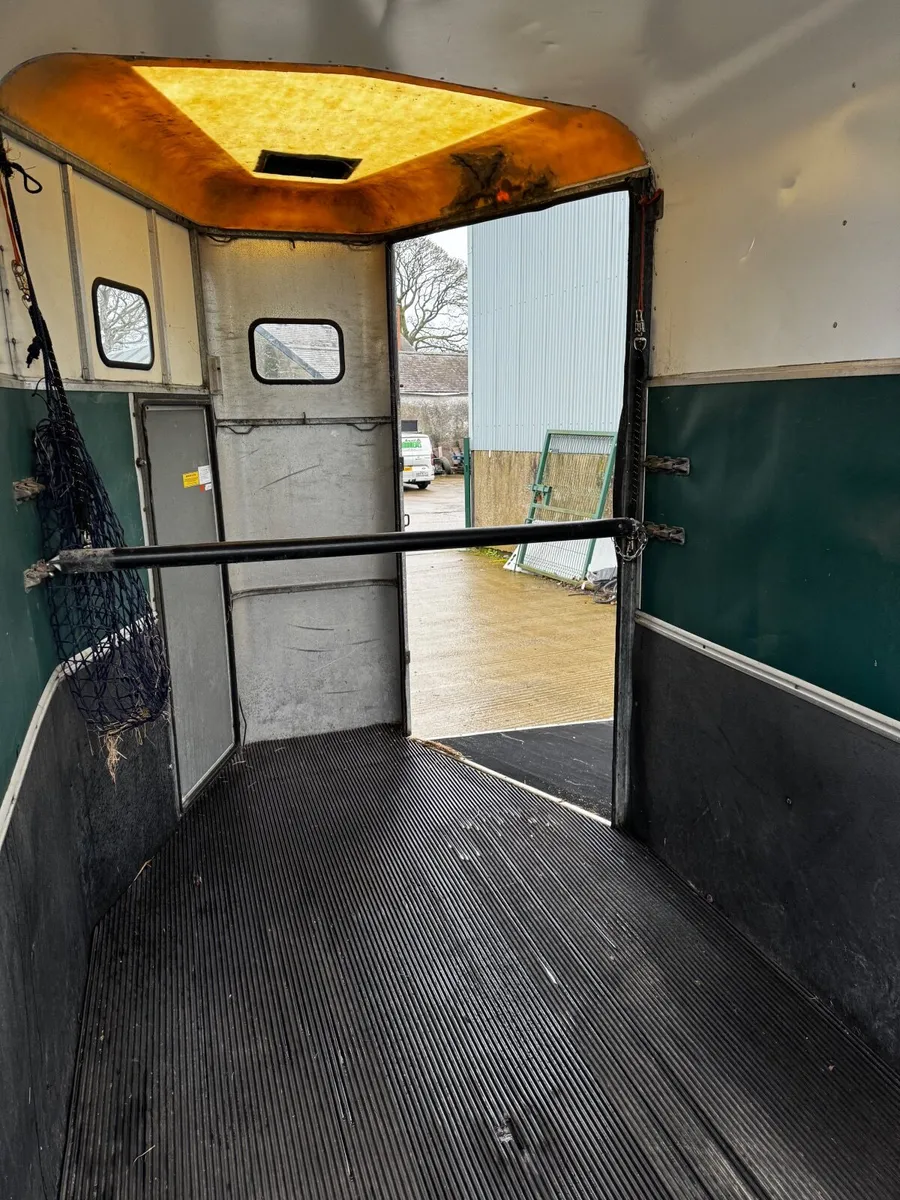 Classic Green Ifor Williams HB 510 Horse Box - Image 4