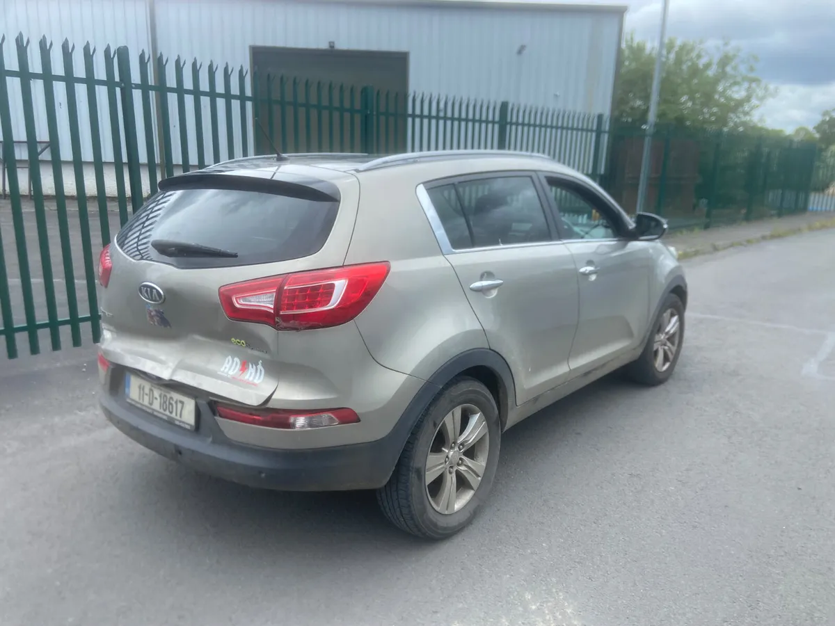 2011 Kia Sportage slight rear damage - Image 3