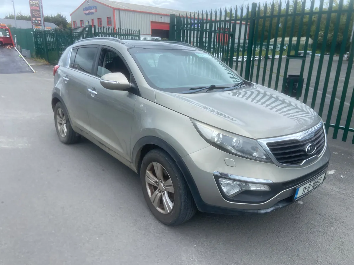 2011 Kia Sportage slight rear damage - Image 1