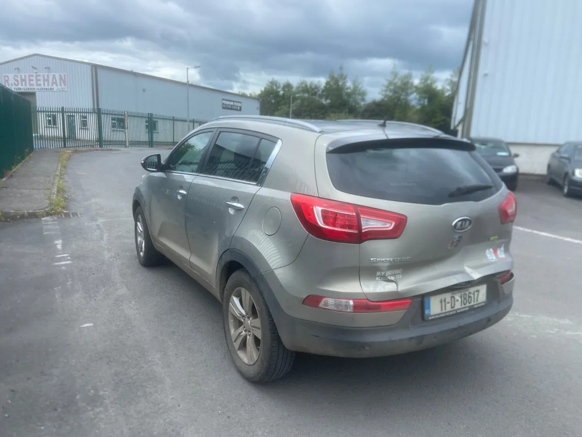 2011 Kia Sportage slight rear damage - Image 4