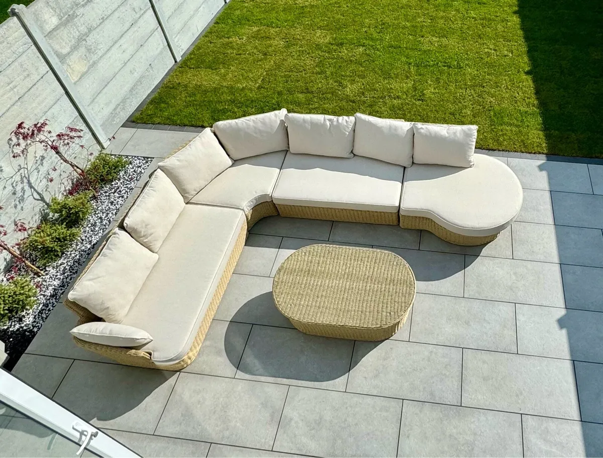 Outdoor furniture set - Image 1