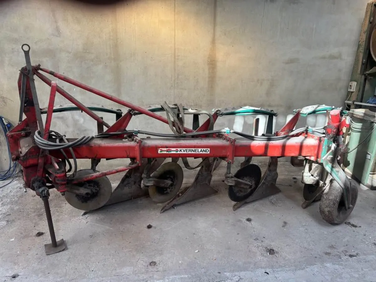 Kverneland 4 furrow spring back plough - Image 1
