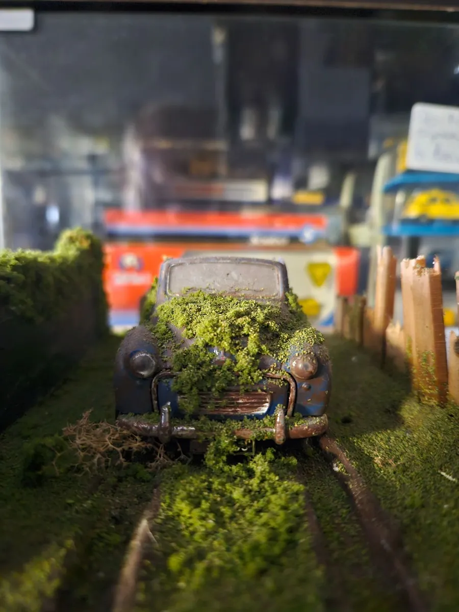 Corgi Saico Morris Minor Barn Find Diorama - Image 1