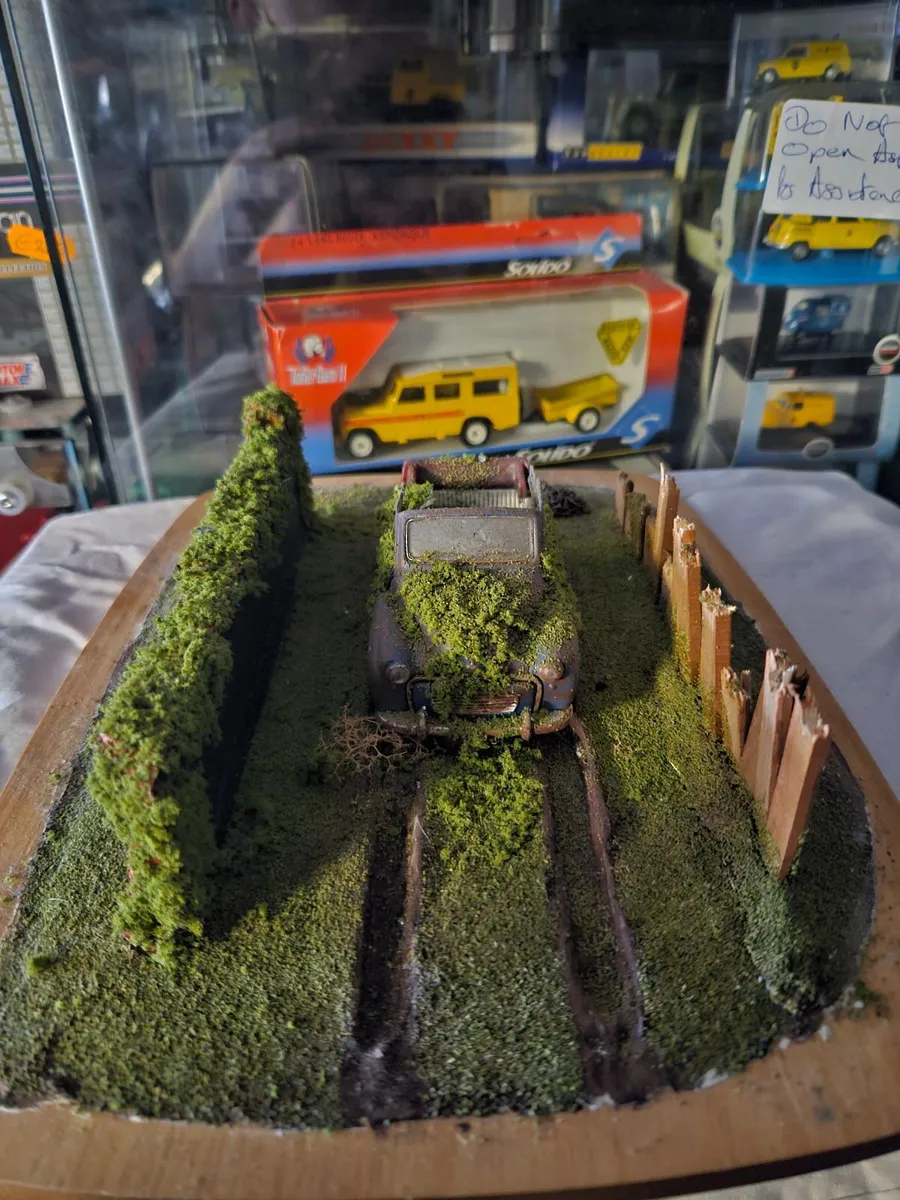 Corgi Saico Morris Minor Barn Find Diorama - Image 2