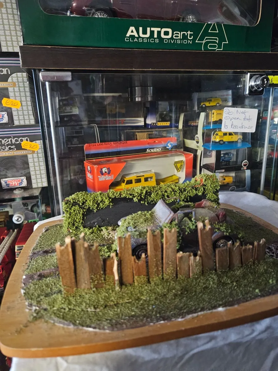 Corgi Saico Morris Minor Barn Find Diorama - Image 3