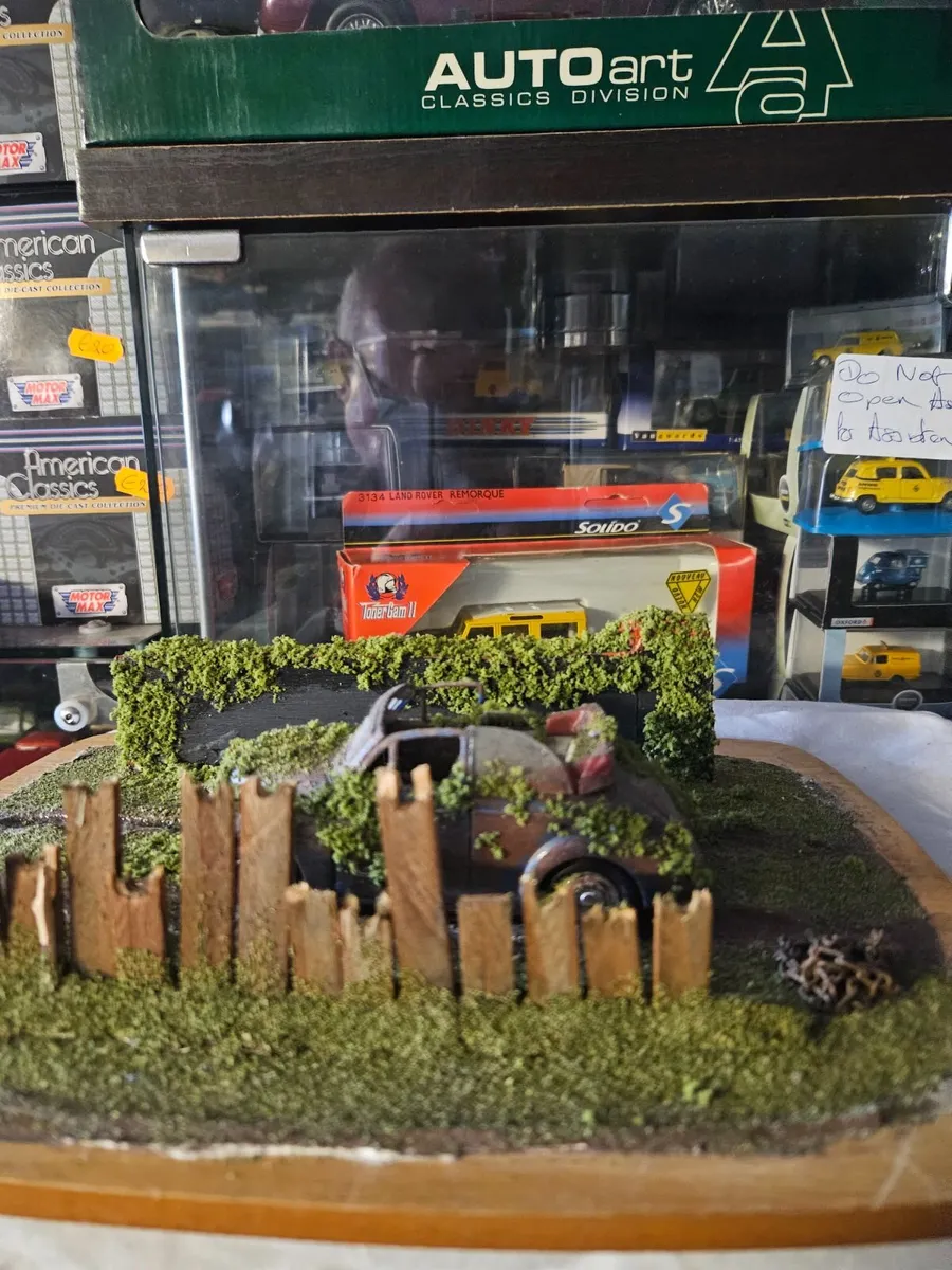 Corgi Saico Morris Minor Barn Find Diorama - Image 4
