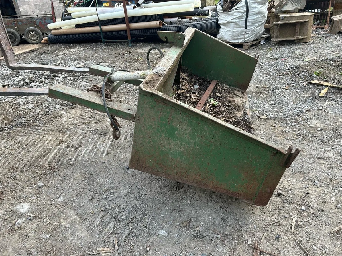 Fork lift tipping bucket/ transport box - Image 1
