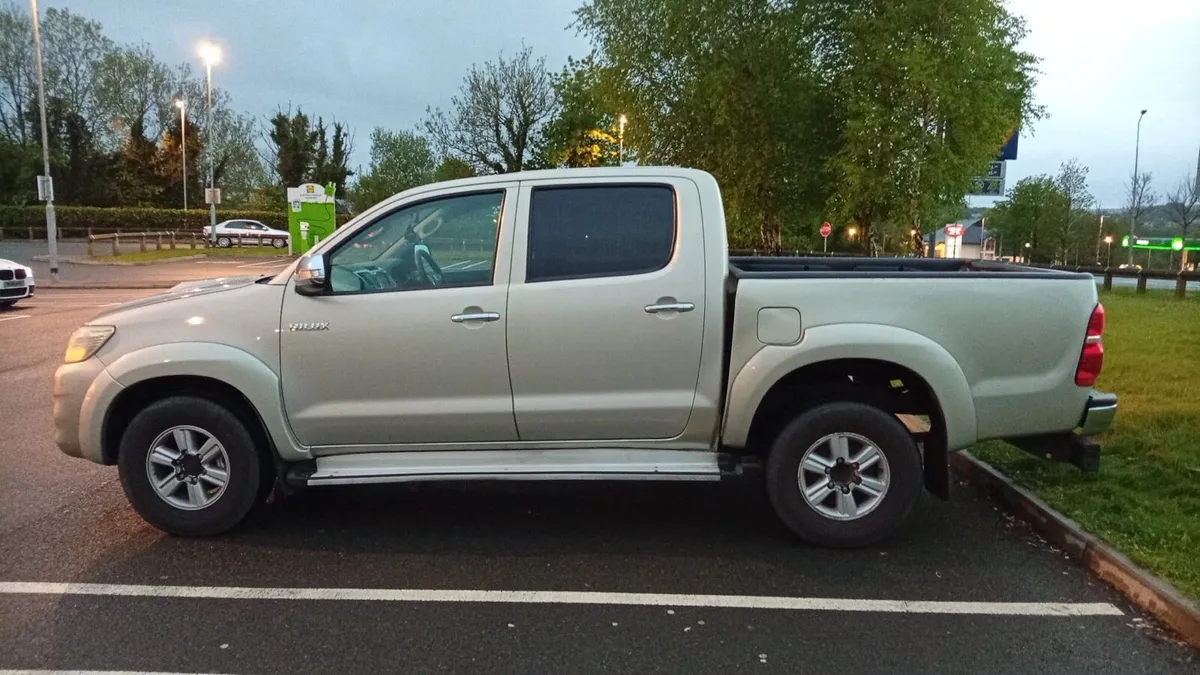2011 TOYOTA HILUX - Image 3