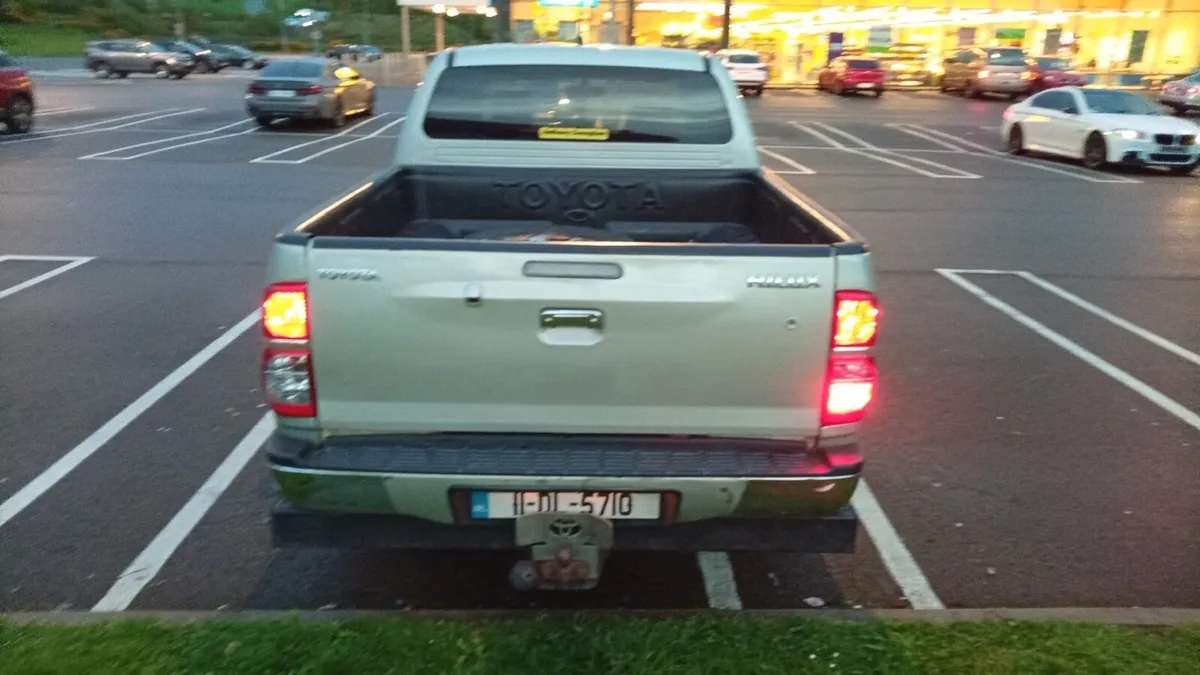 2011 TOYOTA HILUX - Image 4