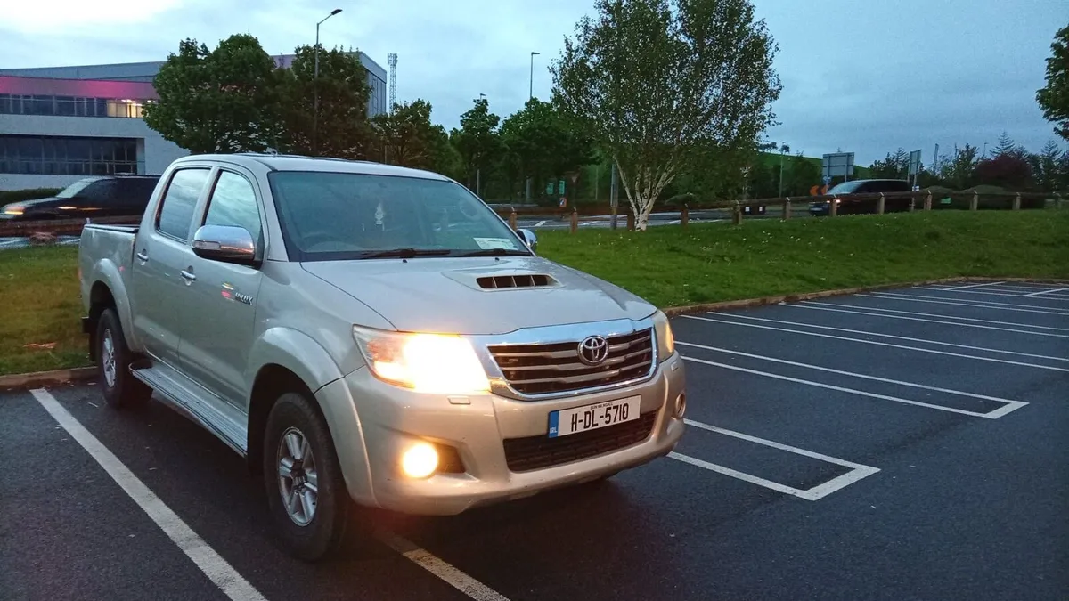 2011 TOYOTA HILUX - Image 1