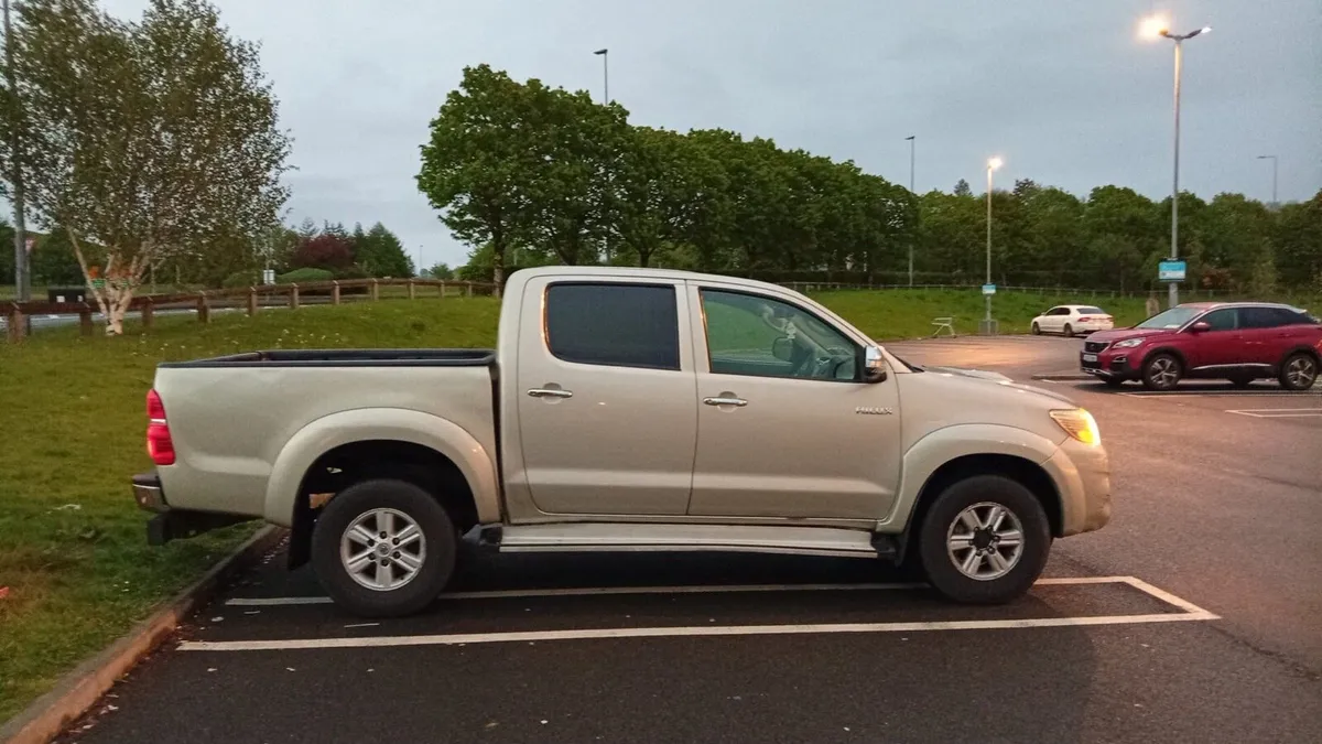 2011 TOYOTA HILUX - Image 2
