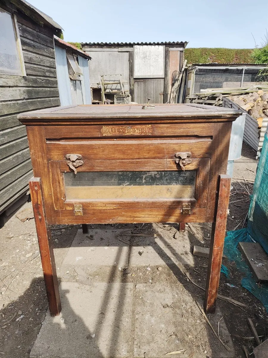 Egg incubator