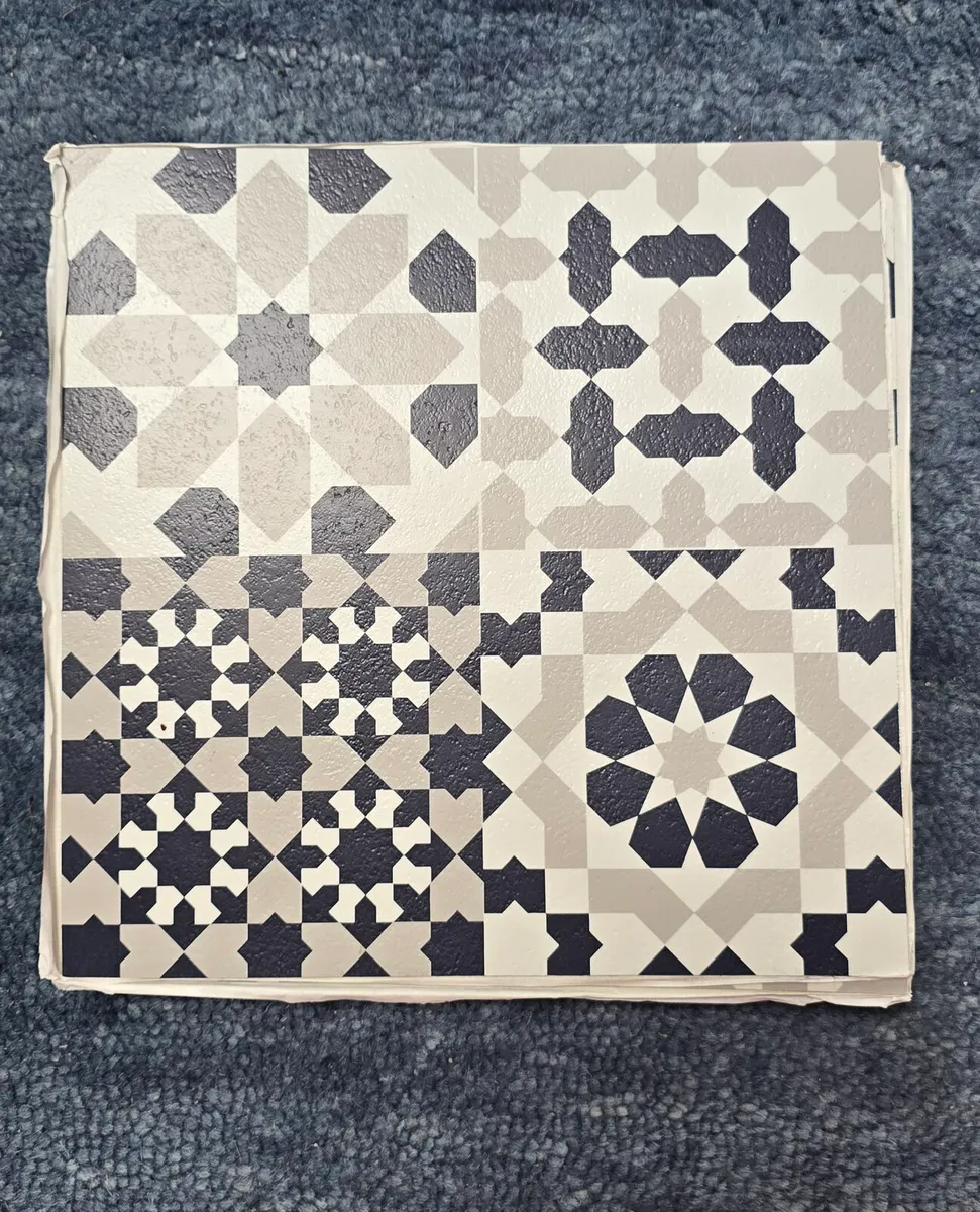 10 x self adhesive vinyl floor tiles 
30.5cm x 30. - Image 1