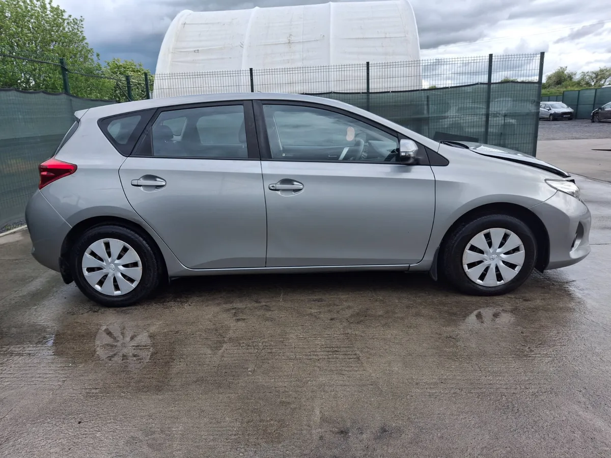 132 Toyota Auris  1.3 Petrol - Image 3