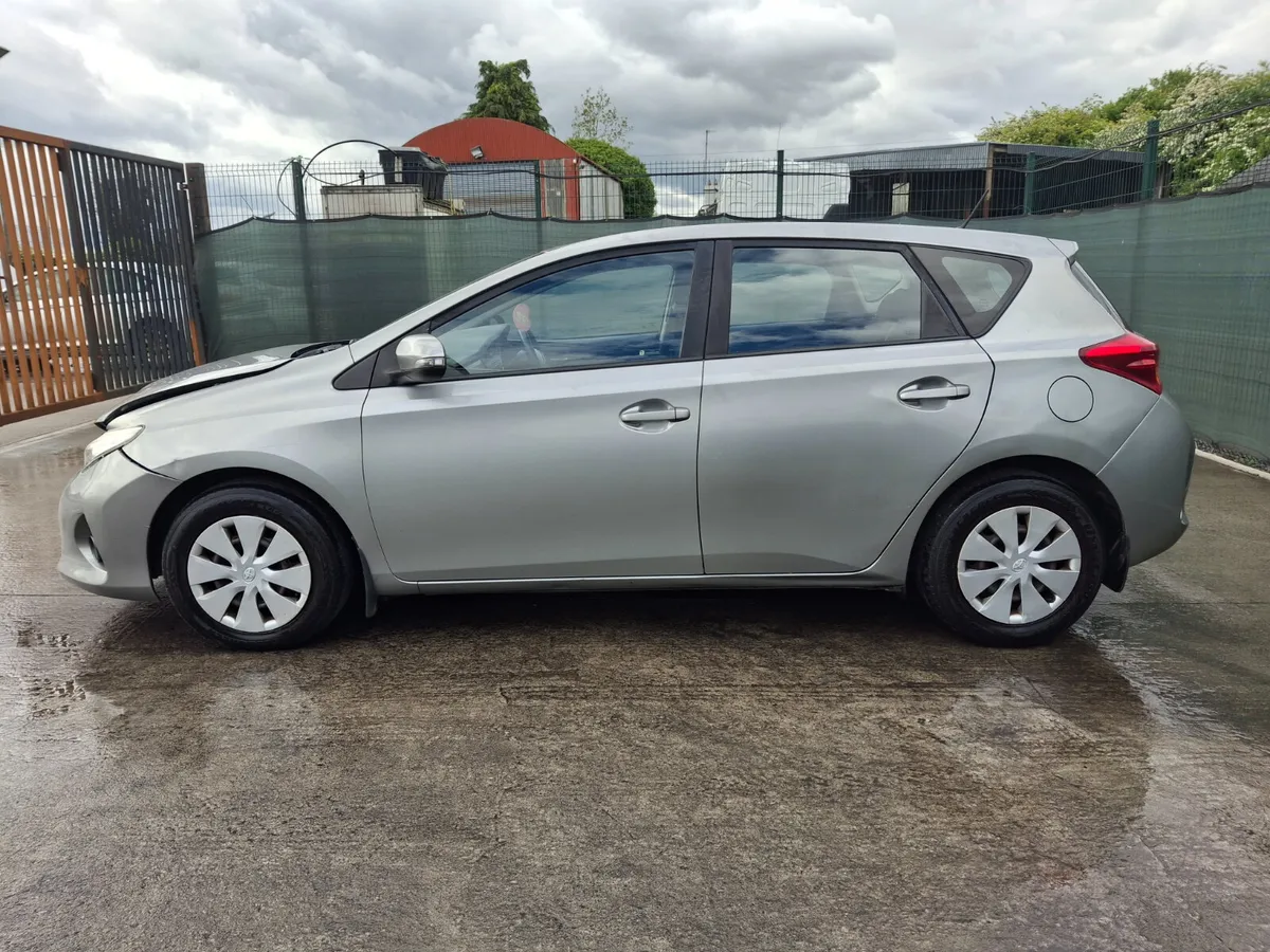 132 Toyota Auris  1.3 Petrol - Image 4