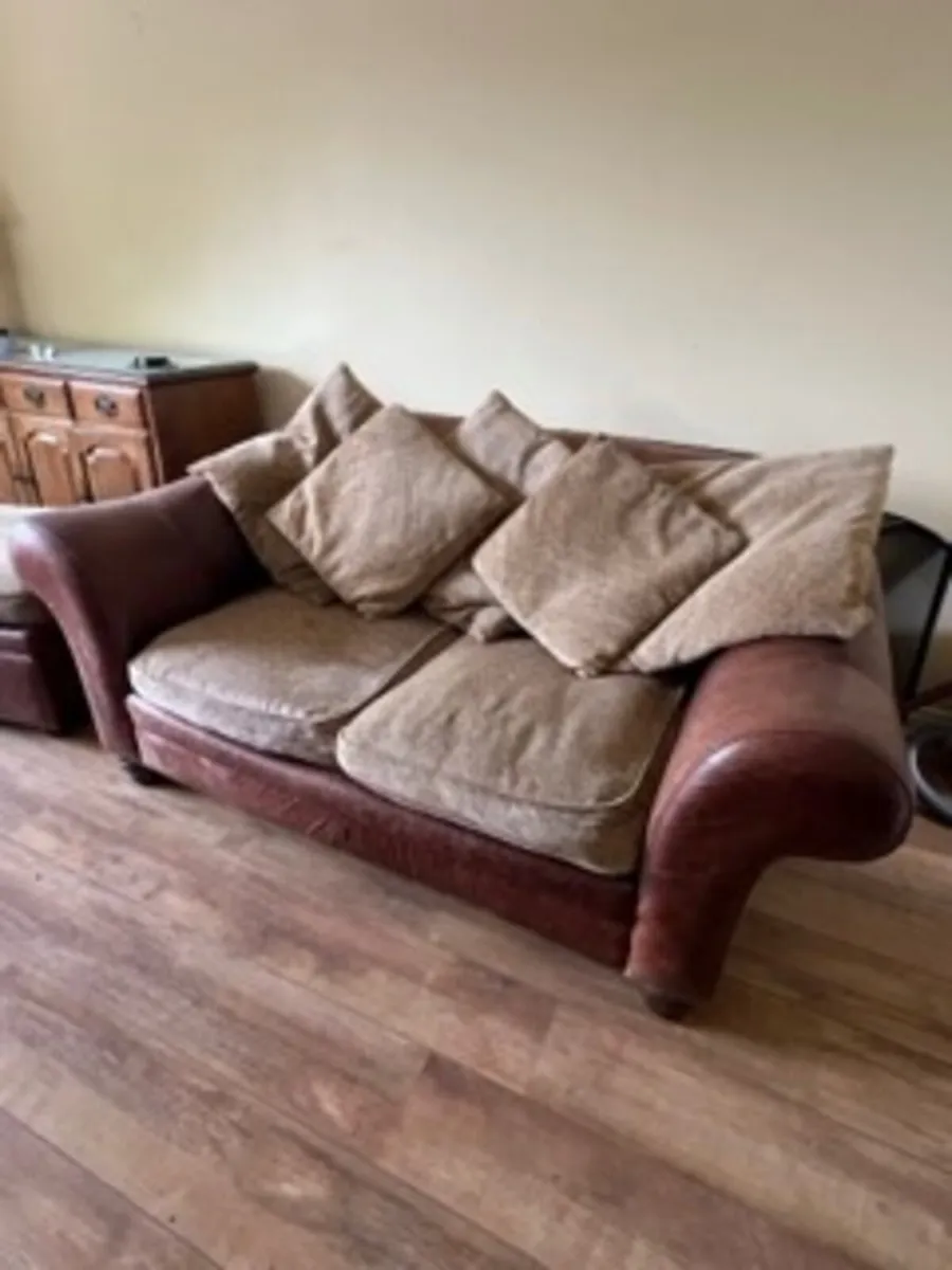 Suite of furniture - Image 1