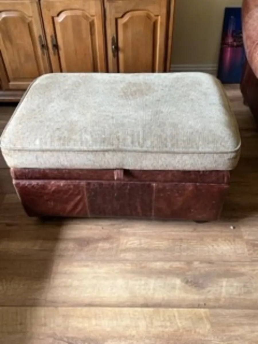 Suite of furniture - Image 2