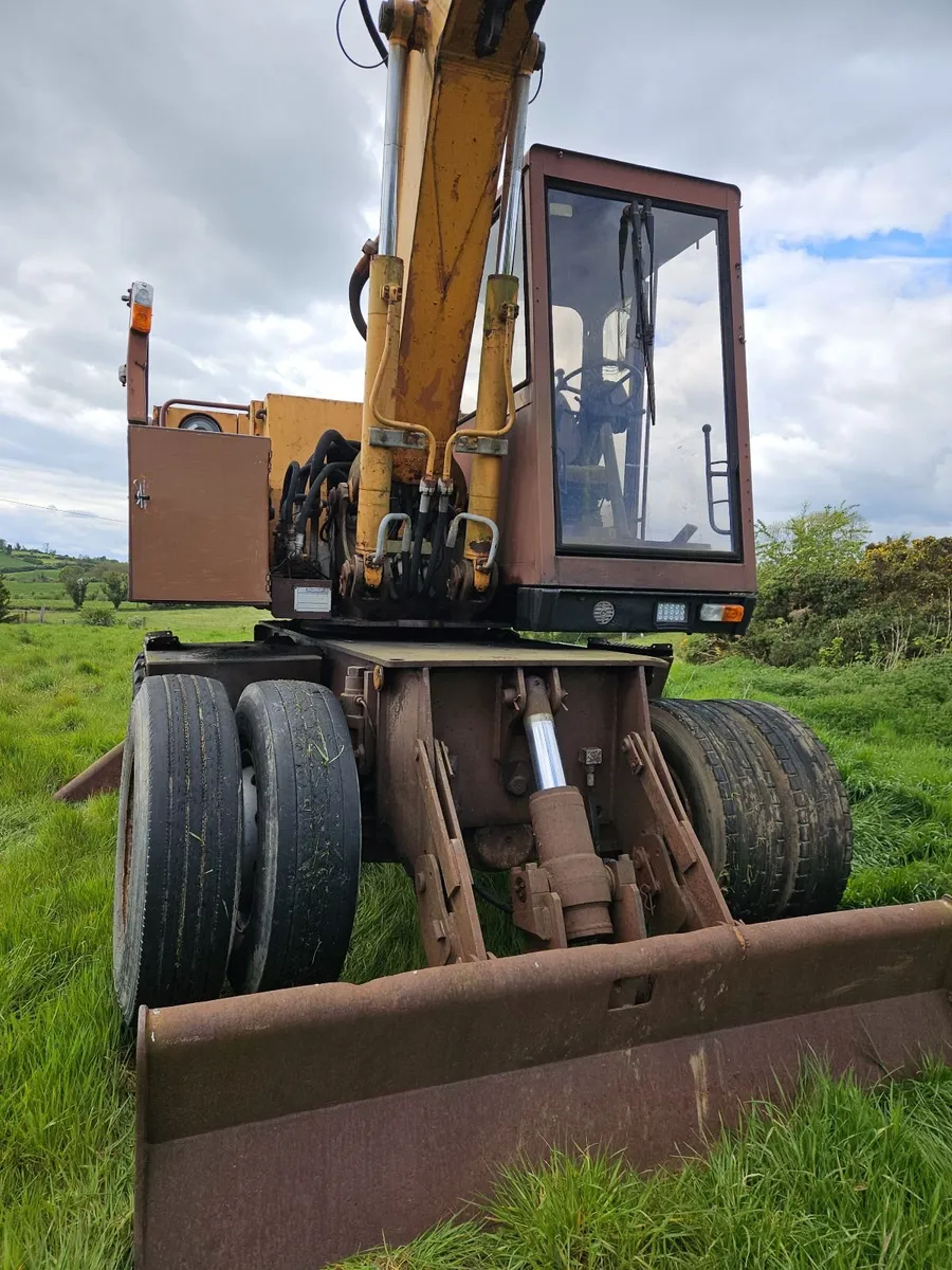 Case 688 rubber duck excavator - Image 2