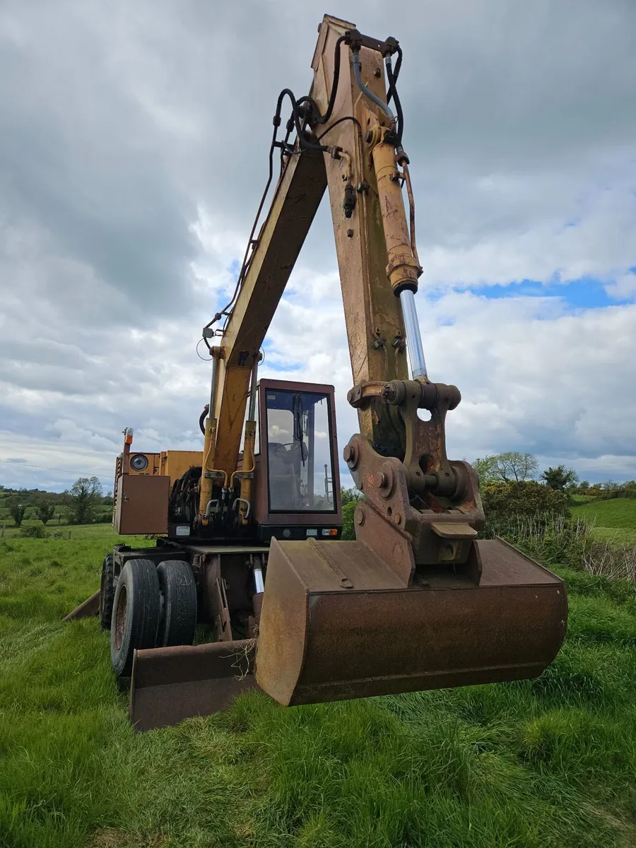 Case 688 rubber duck excavator - Image 1