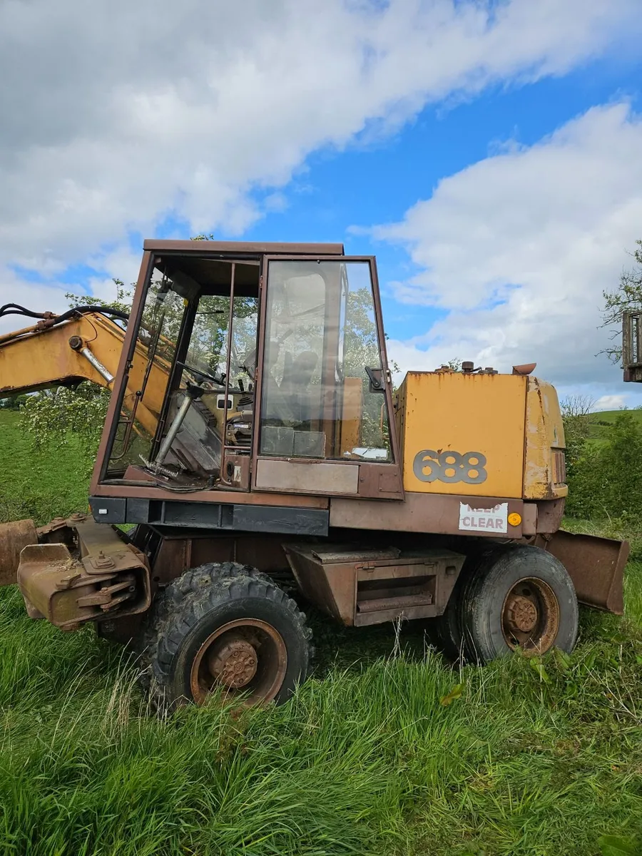 Case 688 rubber duck excavator - Image 4