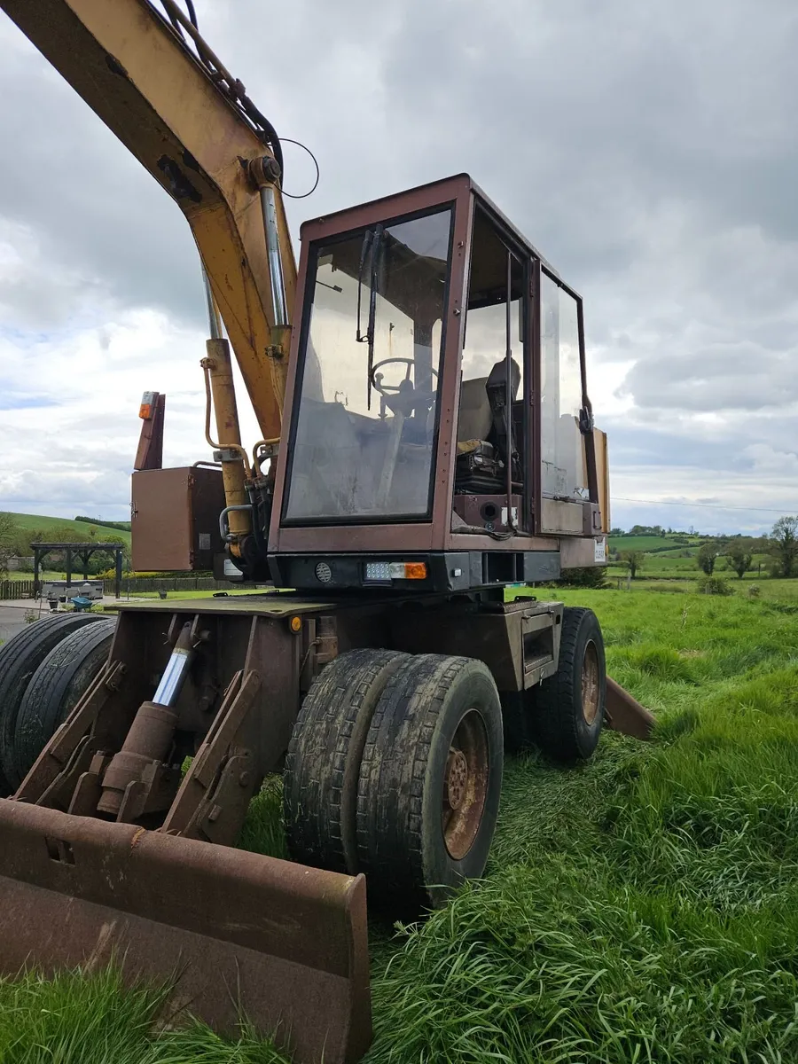 Case 688 rubber duck excavator - Image 3