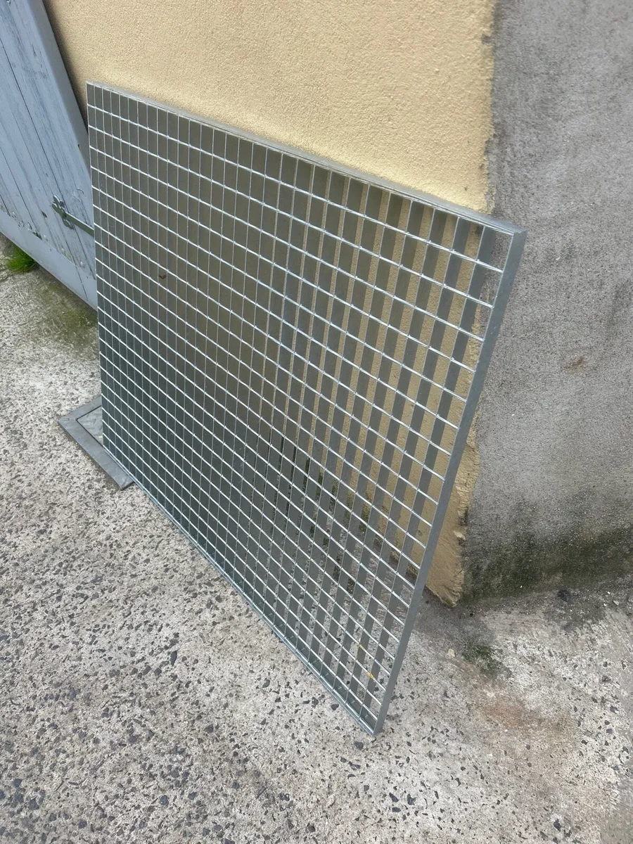 Galvanised grid/grate panels