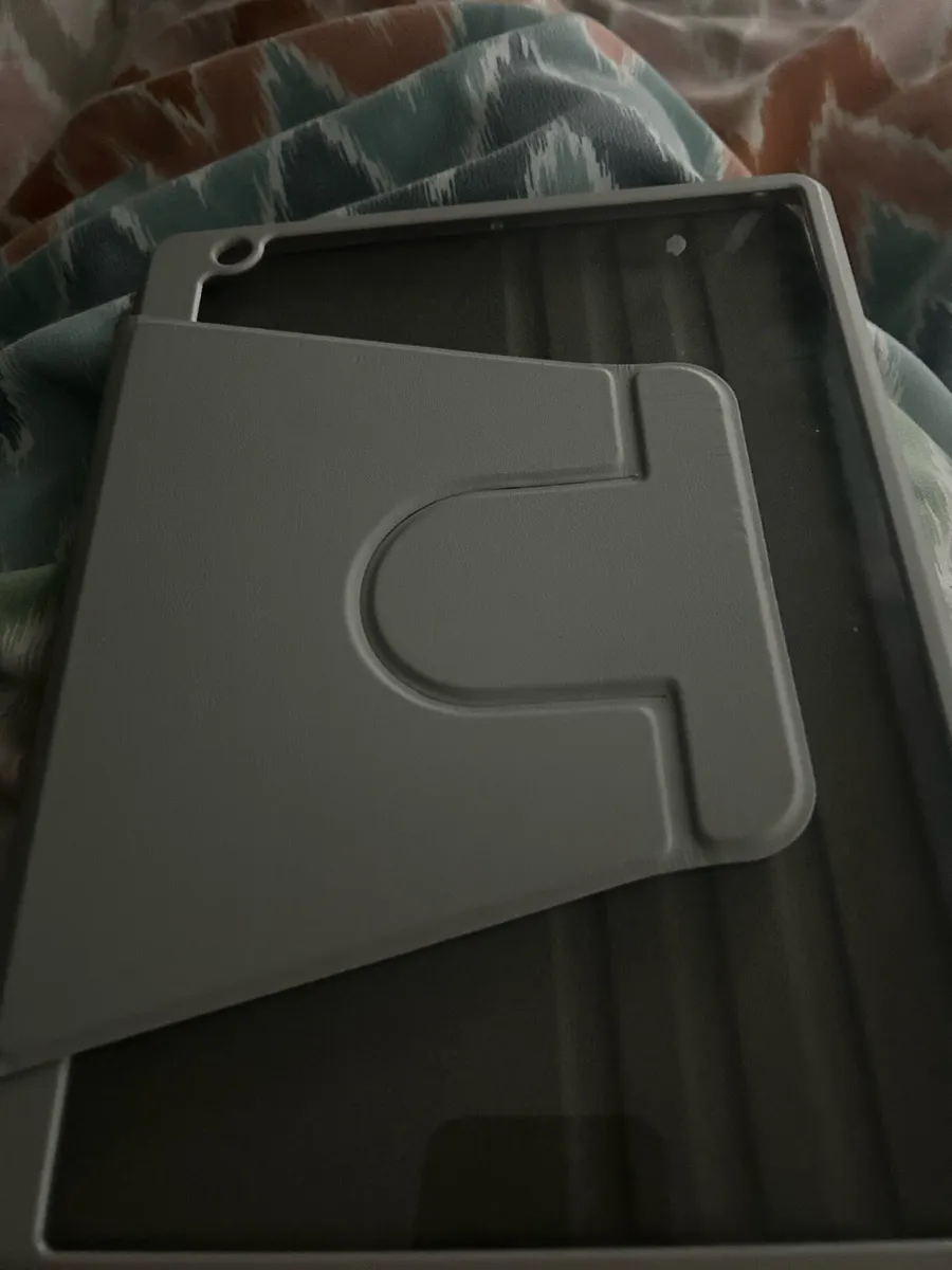 9th gen 64gb iPad - Image 3