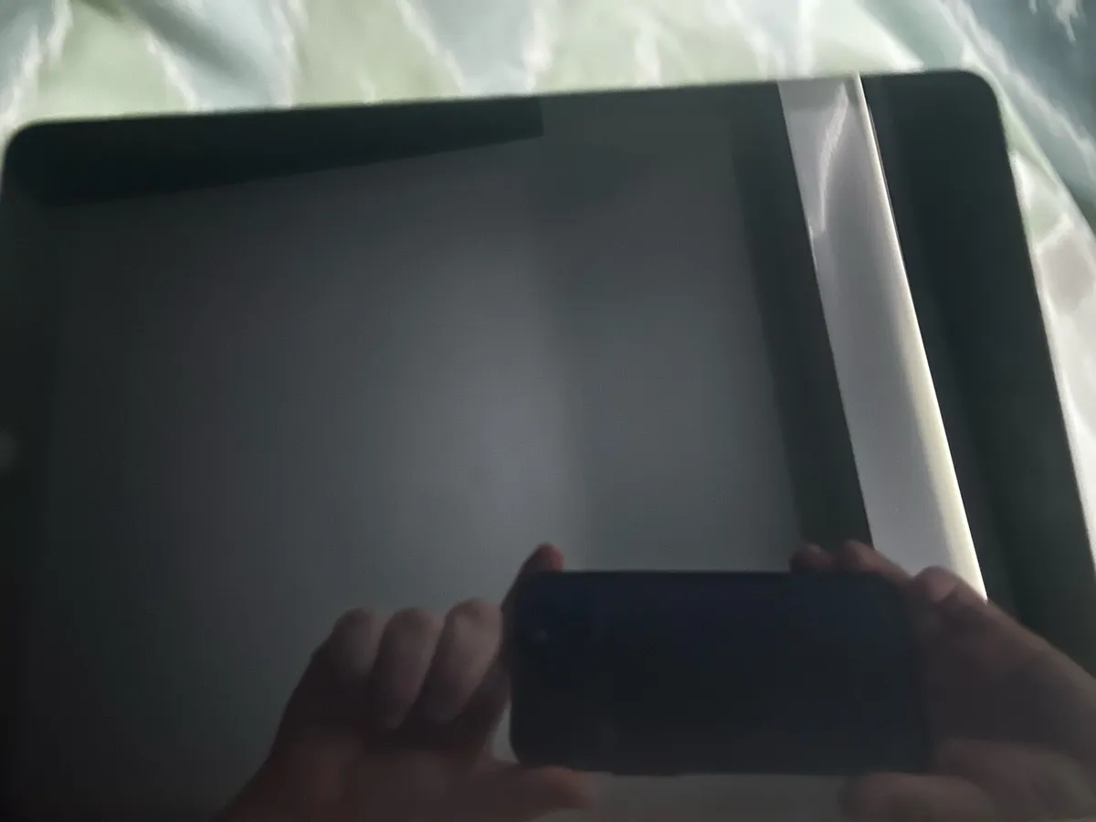 9th gen 64gb iPad - Image 4
