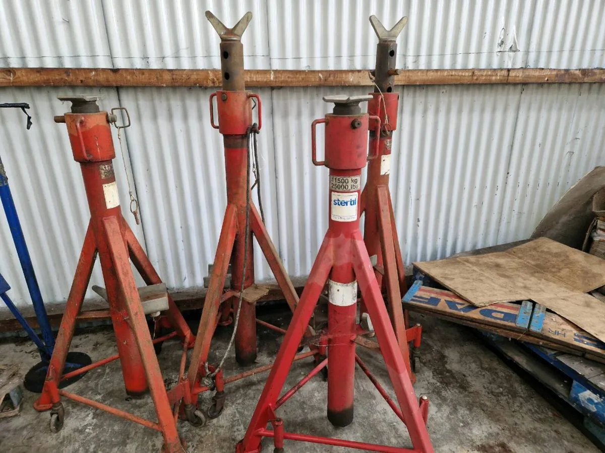 Heavy vehicle stands