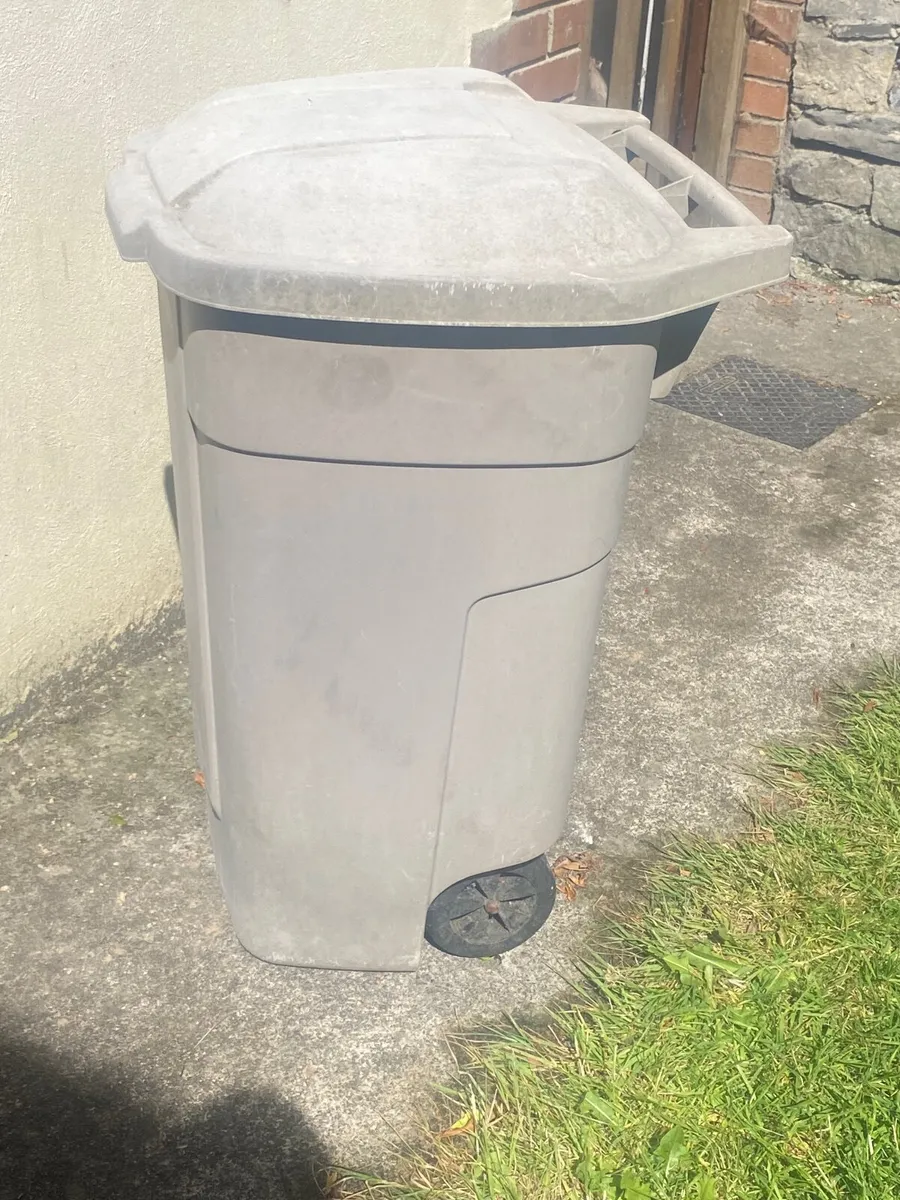 Bin on wheels - Image 1