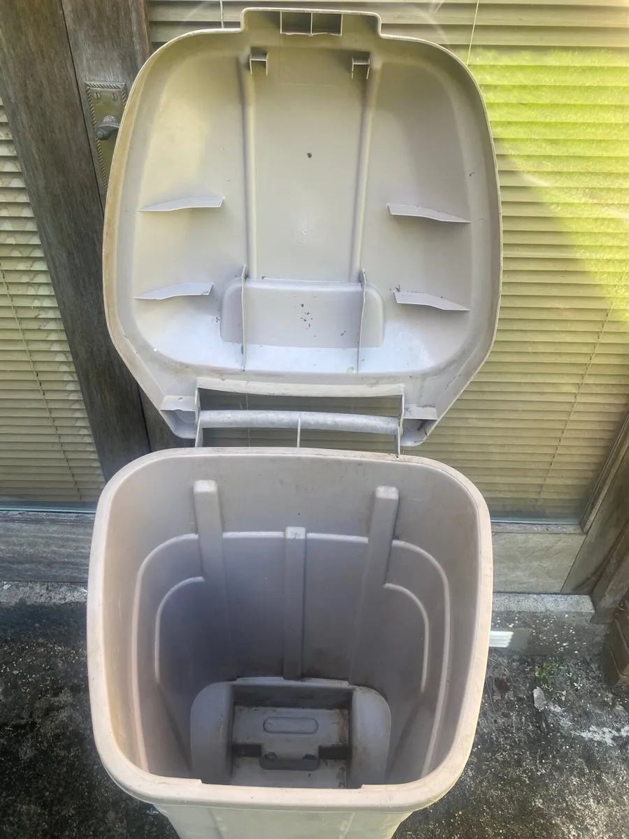 Bin on wheels - Image 2