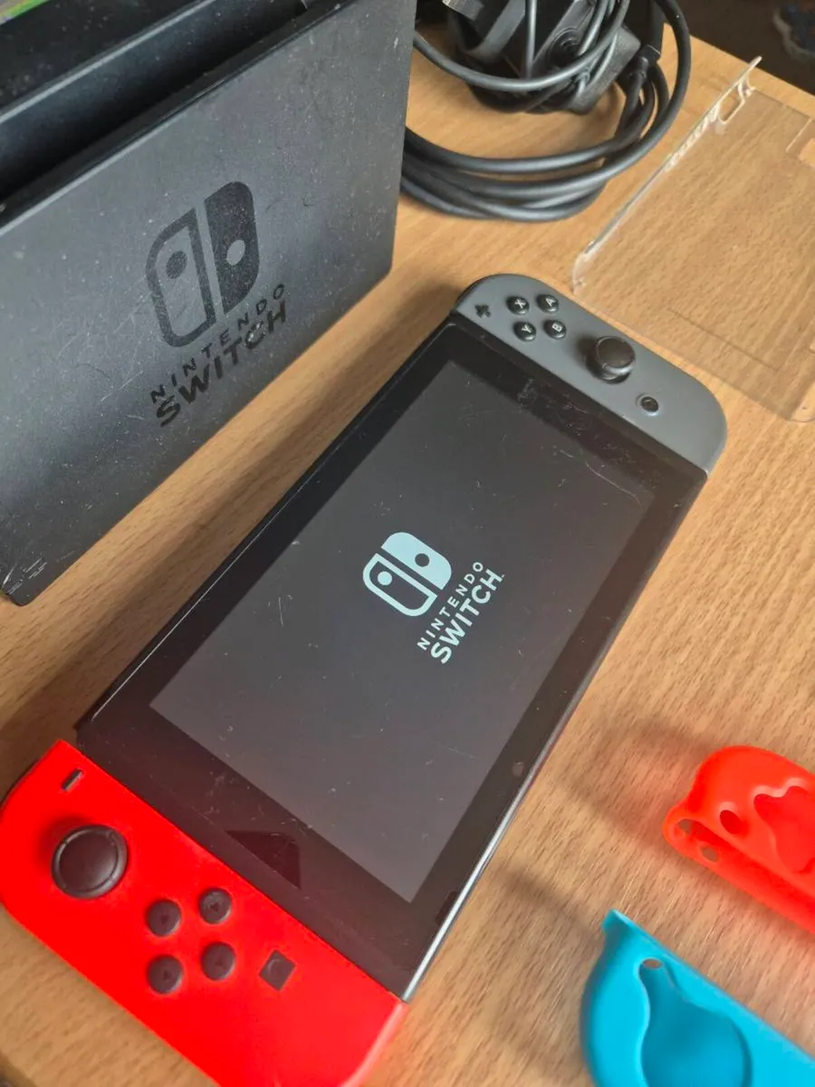 Nintendo switch + games - Image 3