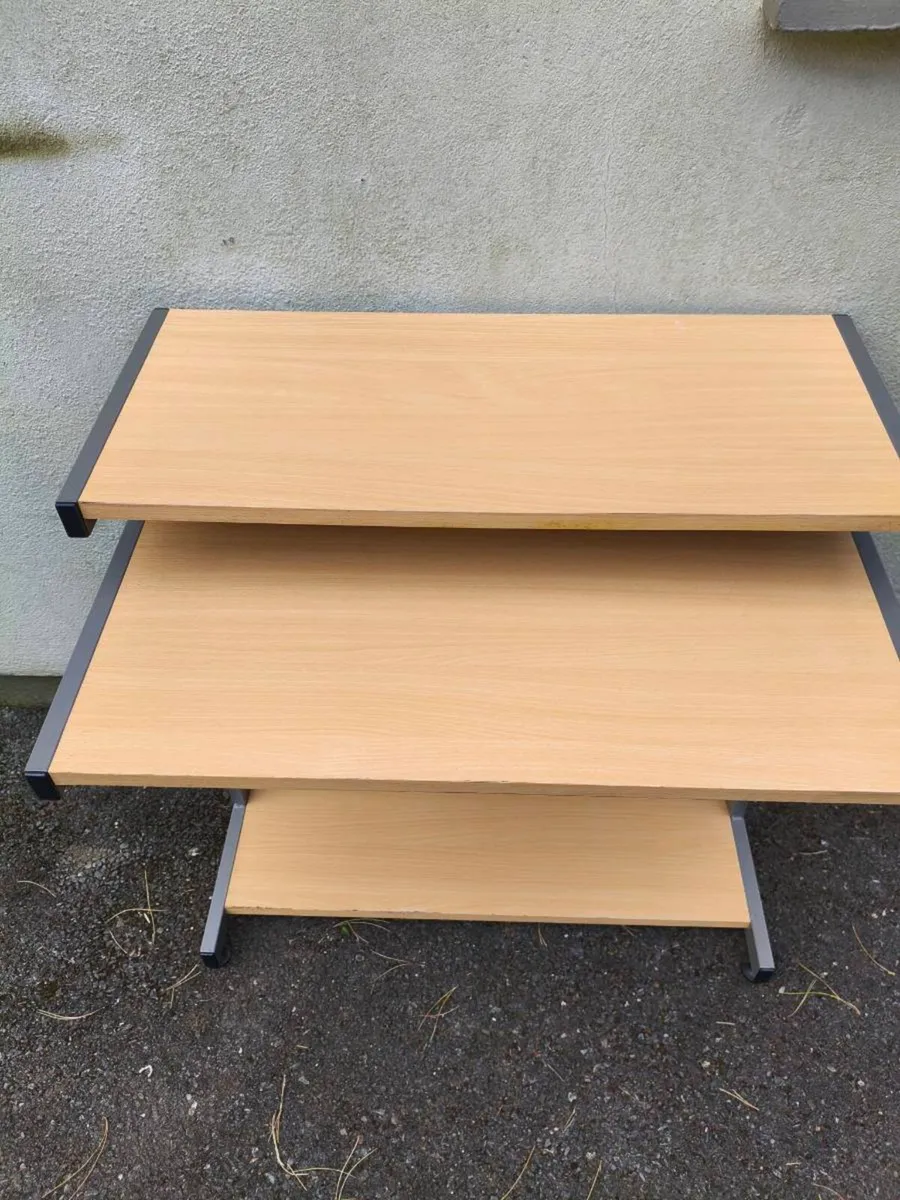 Like new tidy size desk - Image 4