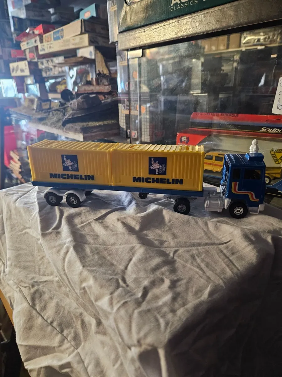 Corgi 1980's Ford Michelin Truck - Image 2