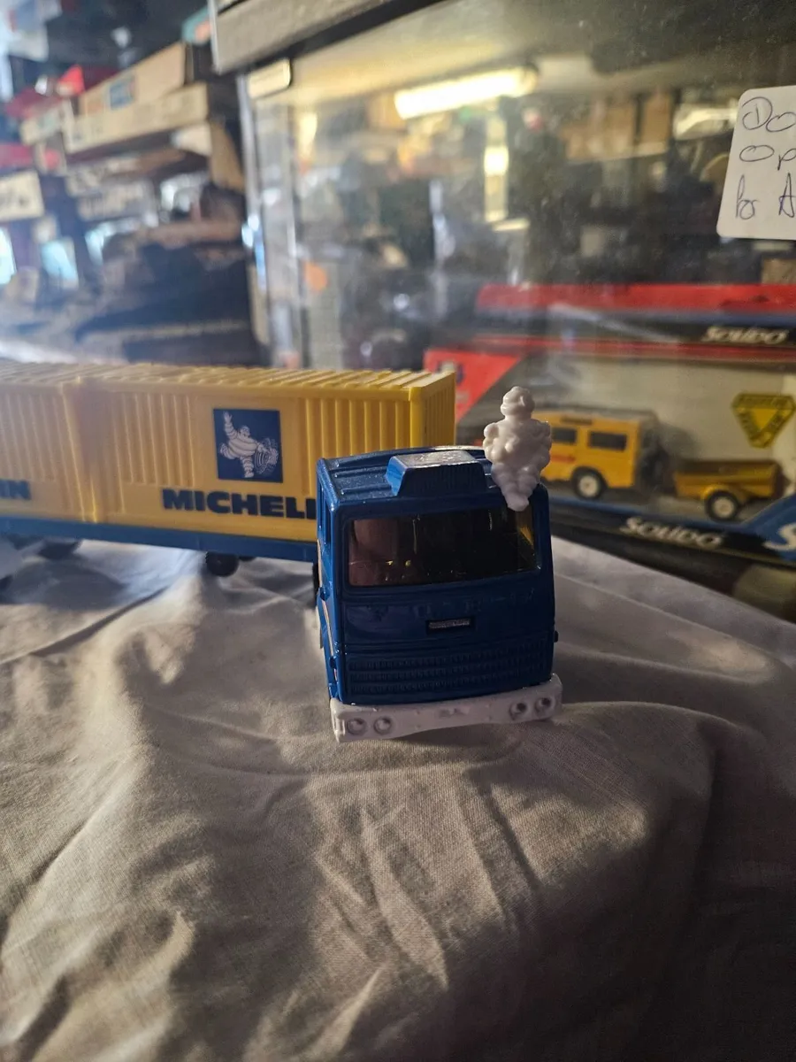 Corgi 1980's Ford Michelin Truck - Image 3