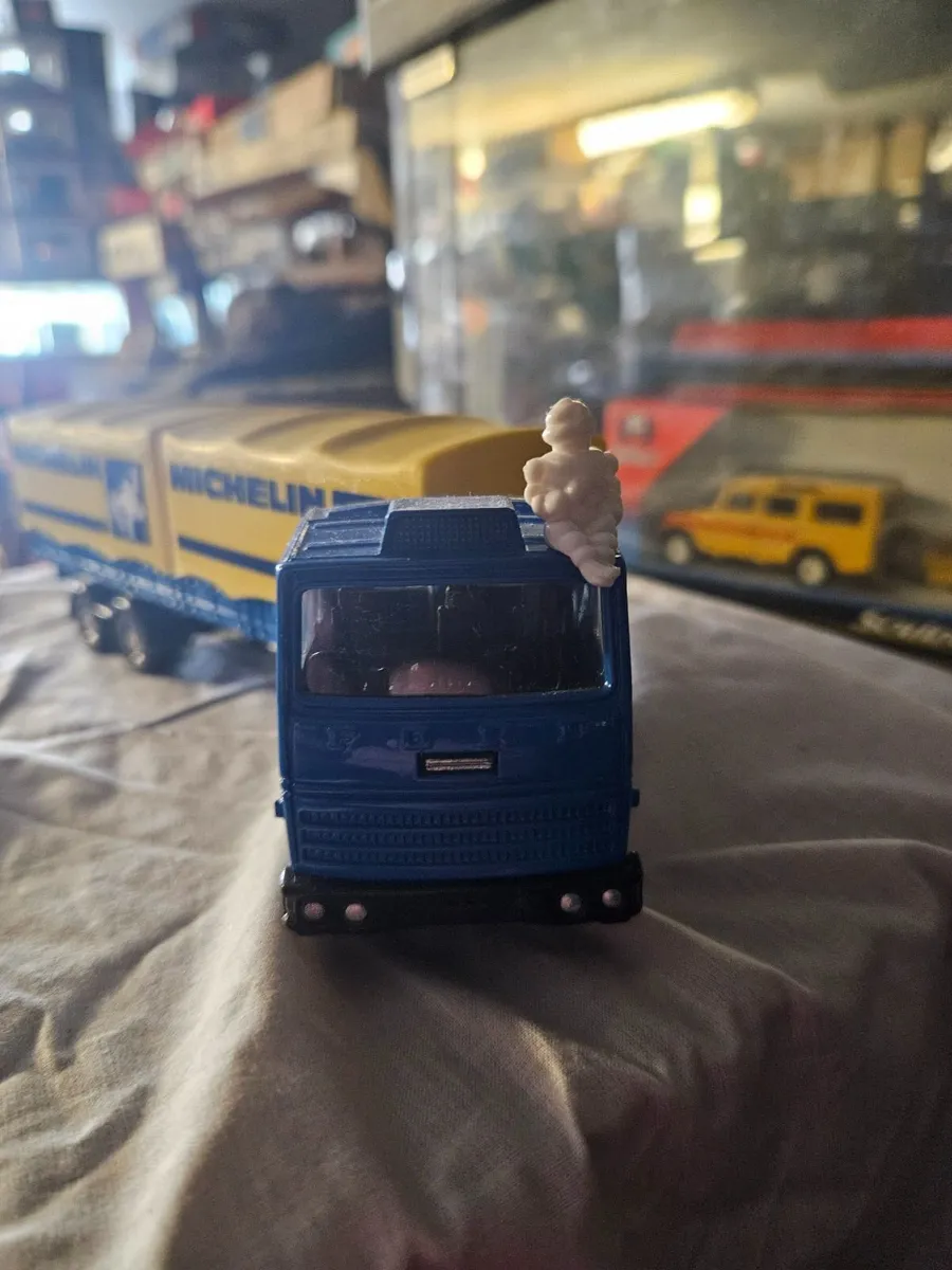 Corgi 1980's Ford Michelin Truck - Image 3