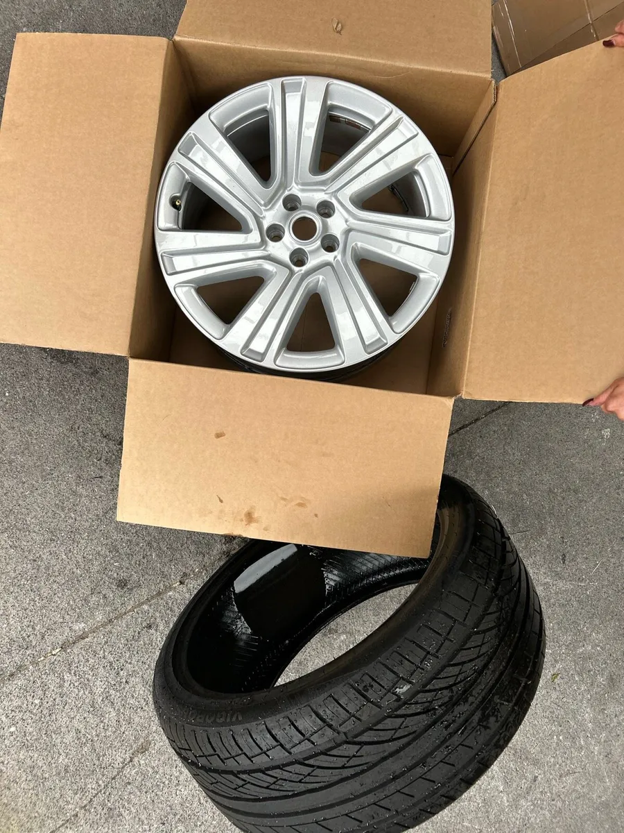 Land Rover alloy and tyre - Image 1