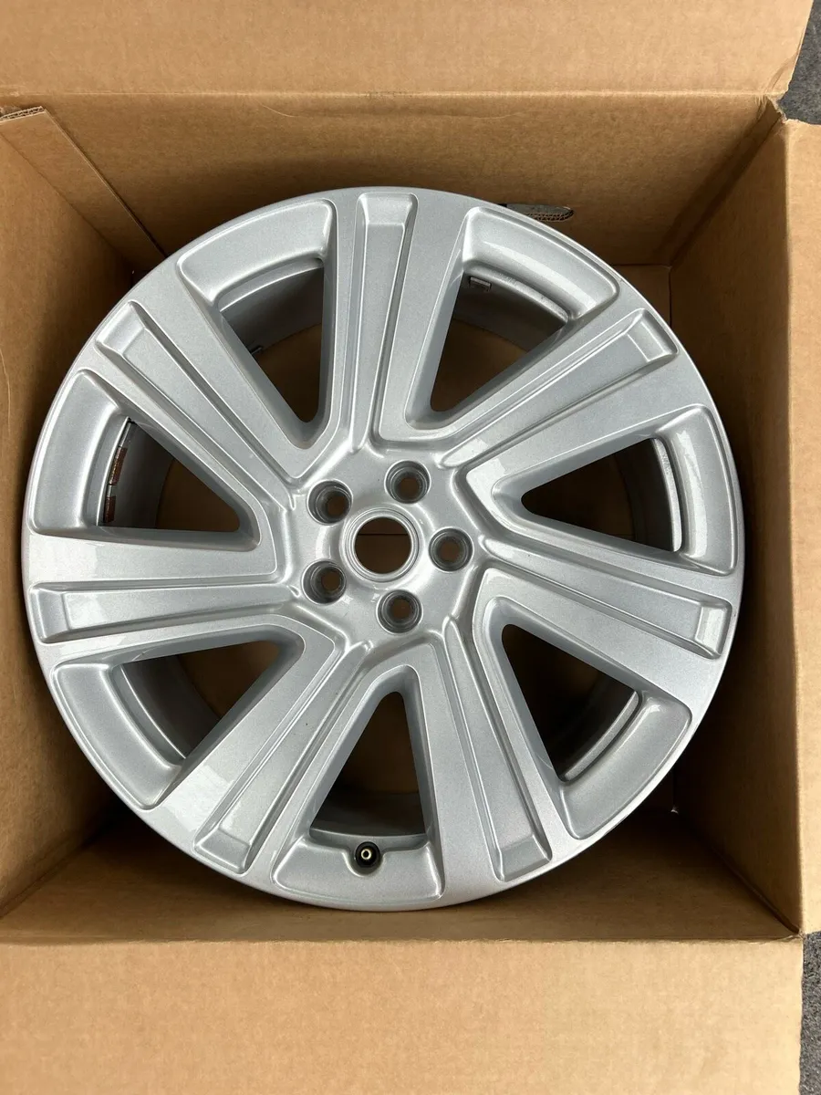 Land Rover alloy and tyre - Image 2
