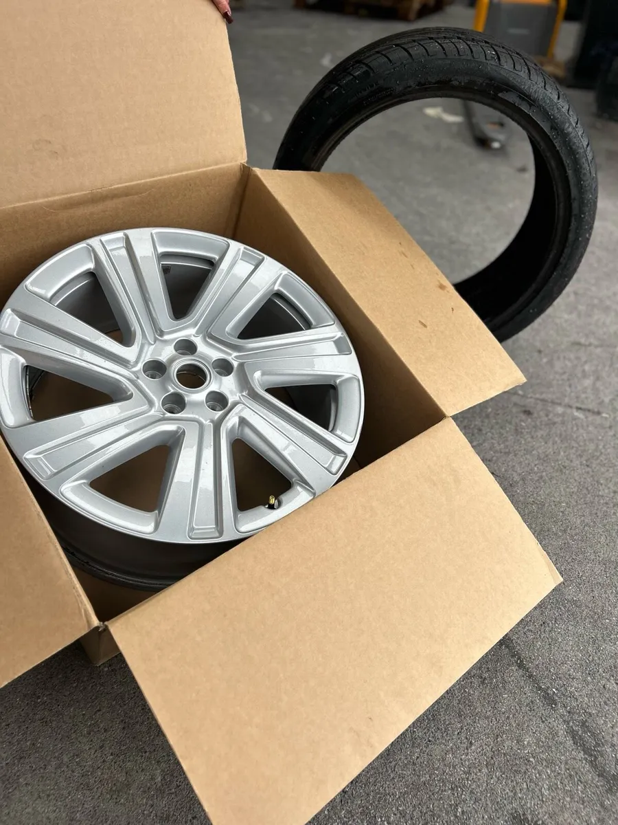 Land Rover alloy and tyre - Image 3